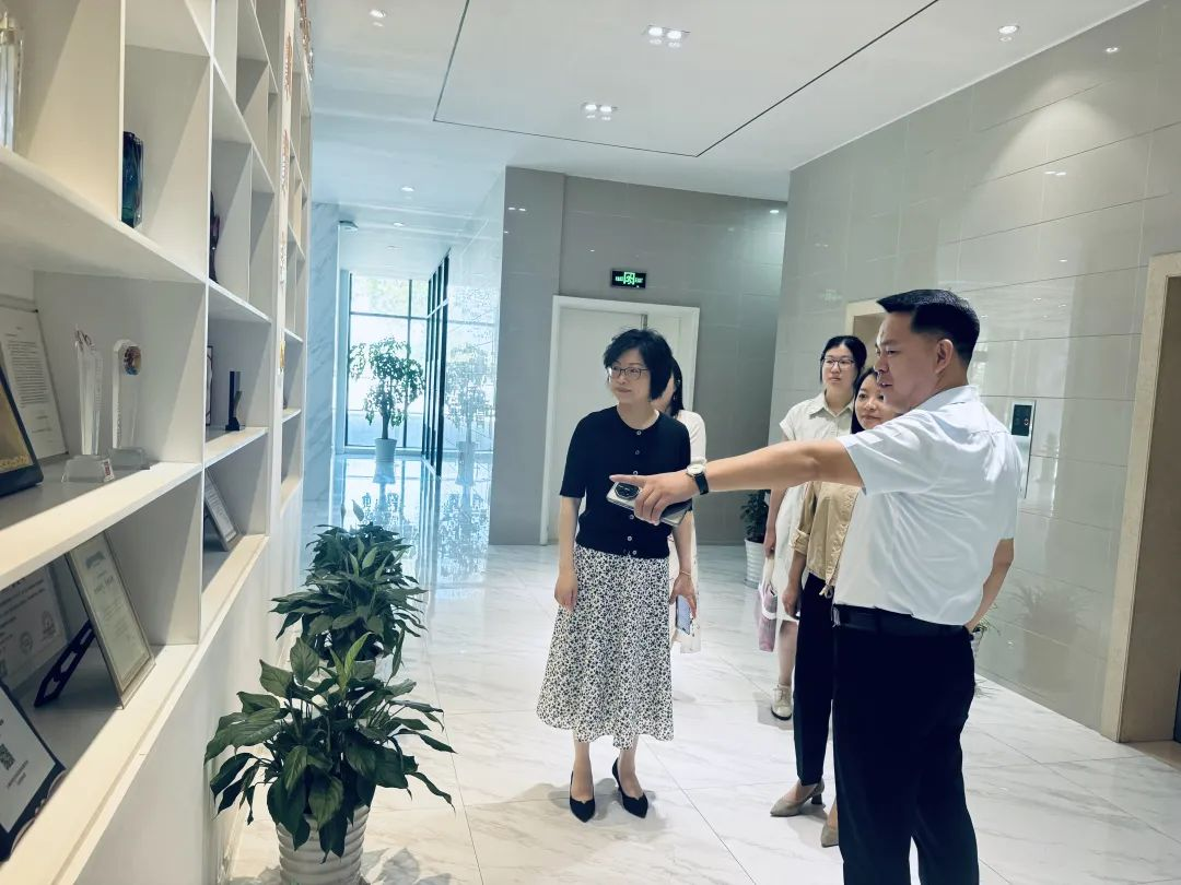 新聞 | 吳涇鎮(zhèn)黨委領(lǐng)導(dǎo)蒞臨寶開，夏送清涼，慰問一線