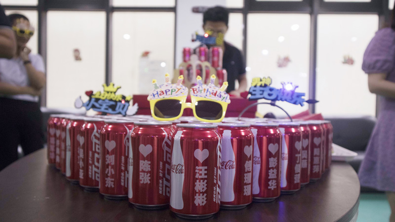 八月集體生日會(huì) | 與久違的祝?；馃嵯嘧?  src="/uploads/allimg/210903/1-210Z3141I4337.jpg" /></p>
<p>此次集體生日會(huì)，是今年疫情以來(lái)寶開(kāi)舉辦的第一場(chǎng)生日會(huì)。雖是寶開(kāi)企業(yè)文化建設(shè)的常規(guī)活動(dòng)，由寶開(kāi)工會(huì)和人事行政部組成的籌備組也希望帶來(lái)一些不一樣的“新意”和“心意”，此次特別為所有寶開(kāi)成員定制了專(zhuān)屬可樂(lè)。</p>
<p><img alt=