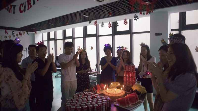 八月集體生日會(huì) | 與久違的祝?；馃嵯嘧?  src="/uploads/allimg/210903/1-210Z31421225M.jpg" /></p>
<p>小伙伴們集聚一堂，合唱生日歌，為“壽星”送祝福。</p>
<p><img alt=