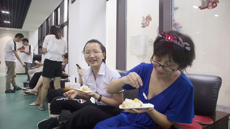 八月集體生日會(huì) | 與久違的祝?；馃嵯嘧?  src="/uploads/allimg/210903/1-210Z3142213634.jpg" /></p>
<p>大家暫時(shí)放下手中的工作，品美食，拍美照，收集美麗的心情，用一次小憩，為工作與生活積蓄能量，在歡聲笑語(yǔ)中，共度美好時(shí)光。</p>
<p><img alt=