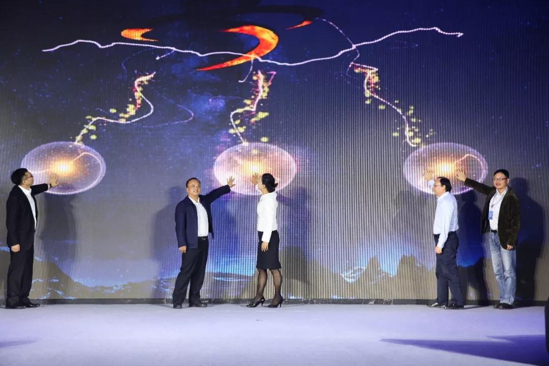 寶開領(lǐng)導(dǎo)張振林、王雷受邀出席 | 2018湖南大美服飾供應(yīng)鏈高峰論壇圓滿舉行！